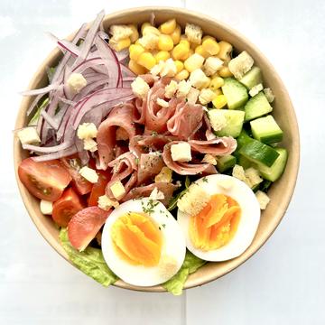 生ハムと半熟卵のコクうまサラダボウル