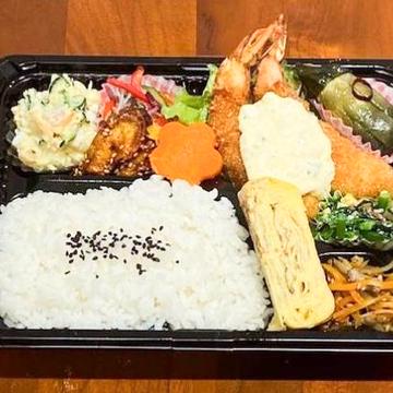 エビフライと日替わりおばんざい7品つき弁当