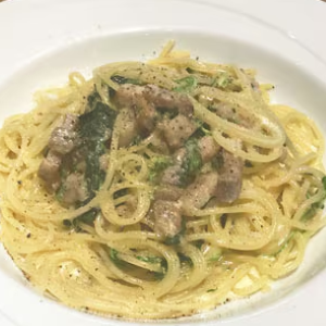 自家製ベーコンと季節野菜のクリームパスタ