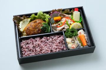 黒毛和牛のハンバーグ和風ソースと豚しゃぶサラダ弁当