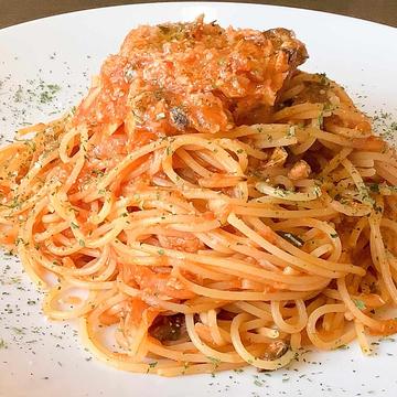 ツナとアンチョビオリーブのトマトパスタ