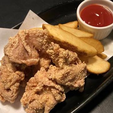 スパイシーポテトと鶏もも肉唐揚げの盛り合わせ