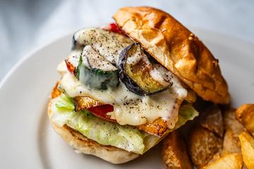 グリルドベジタブルバーガー(フレンチフライ付き) Grilled Vegetable Burger with French Fries