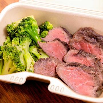 赤身牛ステーキとハーブブロッコリーの高たんぱく＆低糖質サラダ Beef steak ＆ Herbal broccoli salad