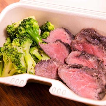 赤身牛ステーキとハーブブロッコリーの高たんぱく＆低糖質サラダ Beef steak ＆ broccoli salad