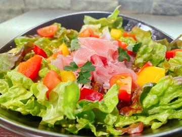 フレッシュトマトとレタスの 生ハムサラダボール