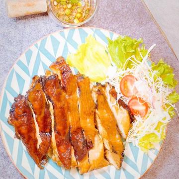 タイスタイル焼き鳥とタイ風ソース