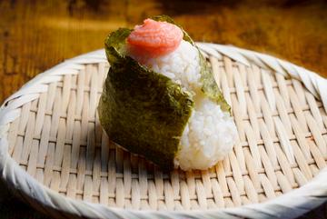 明太おにぎりrice ball coated with cod roe
