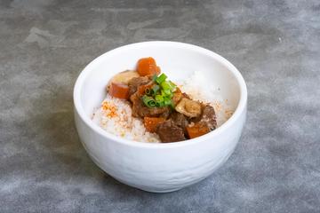 牛すじ丼 Bowl of Rice Topped with Beef Tendons Simmered in Soy Sauce
