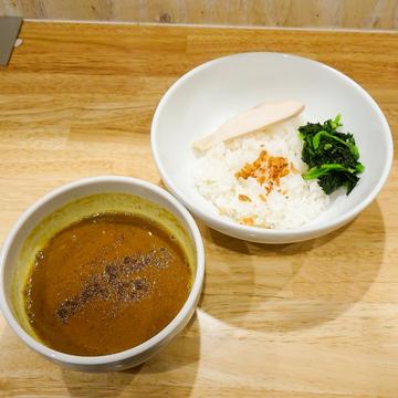 ほうれん草魚介豚骨チキンカレー(フライドオニオン、しっとり国産鶏胸肉1枚、ほうれん草)