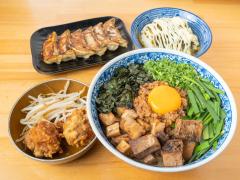 台湾まぜそばと高菜マヨ丼 唐揚げ2個 餃子セット
