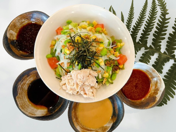 ほぐしチキンとたっぷり野菜のサラダうどん