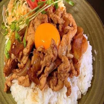 塩麹漬け豚バラのトロ卵照り焼き丼(生野菜・大人気の自家製ポテトサラダ付き)