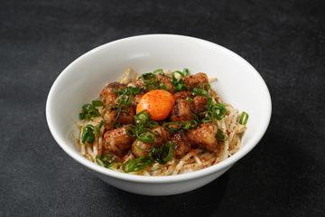 牛トロホルモン丼(辛味噌)