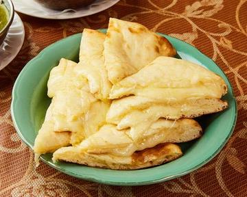 チーズナン Cheese naan