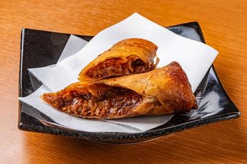 チーズバーガー風春巻き1本