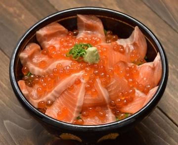 サーモンに隠れたねぎとろ「ドームサーモン丼」