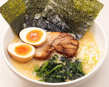 味玉クリーミー塩豚骨麺(薬味ネギ、のり3枚、豚叉焼1枚、ほうれん草、味玉)