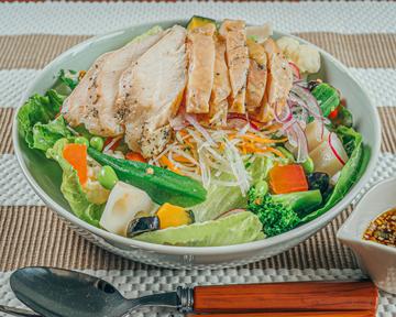 野菜たっぷりサラダカオマンガイ(もも肉＆むね肉) Salad Khaomangai(Thigh＆Breast)