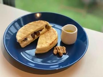BLACK BEAN, WALNUT AND CREAM CHEESE 黒豆とくるみとクリームチーズのホットサンド