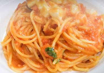 トマトとモッツァレラチーズバジルのトマトソーススパゲティ