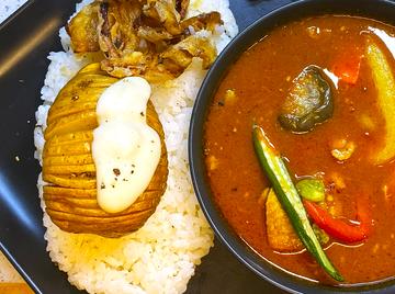 鶏トマトスープカレー ハッセルバックポテト乗せ