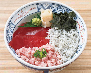 まぐろとしらすとまぐろたたきの三種丼