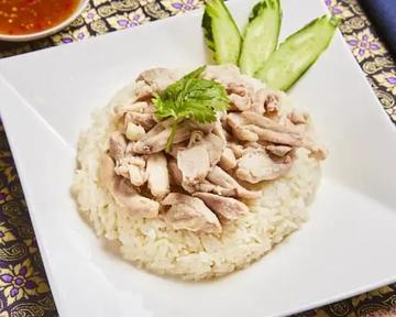 カオマンガイ(茹で鶏味付けご飯) Khao Man Gai (Steamed Chicken Rice)