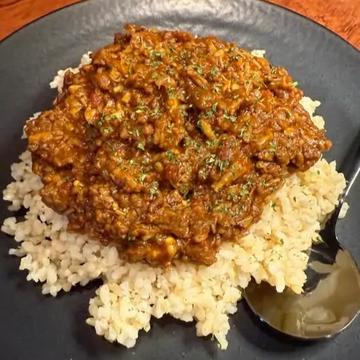 【普通盛り黒烏龍茶セット】お酒で煮込んだカレーライスと黒烏龍茶のセット
