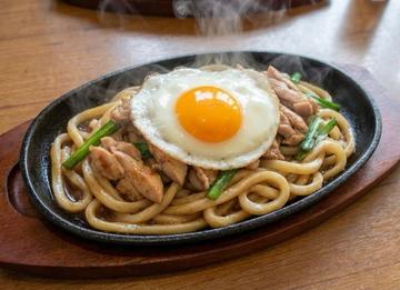 大和地鶏特選焼きうどん 目玉焼