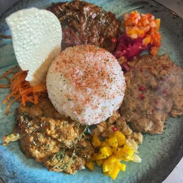 バターチキンカレー＆ひよこ豆とほうれん草カレー＆アサリと豆乳の和出汁カレーの3種あいがけ