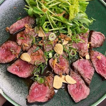 【和牛】牛のタタキちょっとサラダ添え