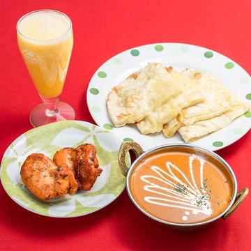 カレーとチースナンとチキンティッカ2pとマンコーラッシーのセット-Curry,Cheese-Nan,Chicken-Tikka-2p,MangoLassie