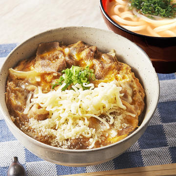 牛カルビと濃厚チーズの贅沢な卵とじ丼と選べるミニ讃岐うどんセット