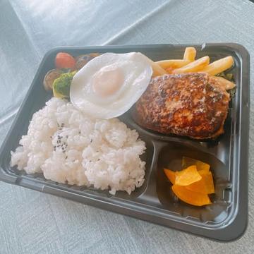 おろしソースのハンバーグと目玉焼き弁当
