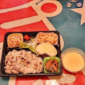 チーズのせ手作りハンバーグ弁当 プリンつき