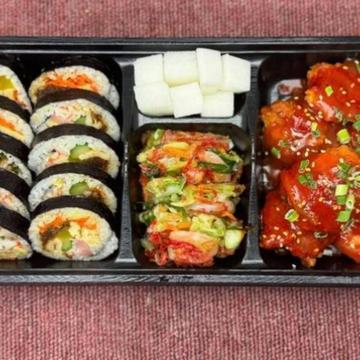 海苔巻き＆ヤンニョムチキン弁当 C-2