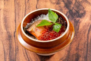 鮭とイクラの釜飯 Salmon and Salmon Roe Pot Rice