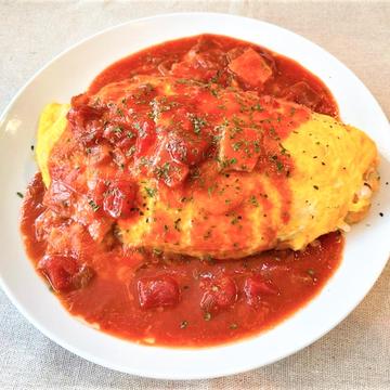 ベーコンとモッツァレラチーズのトマトソースオムライス
