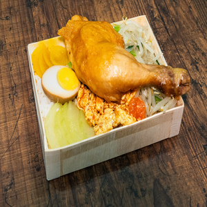 骨付き揚げチキン煮込む弁当
