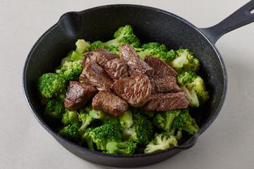 赤身カットステーキ100gとブロッコリー200g Lean Cut Steak ＆ Broccoli