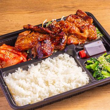 秘伝ダレに絡む韓国風骨付き豚カルビ弁当