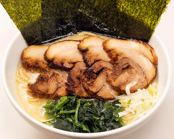 豚叉焼ましクリーミー塩豚骨麺(薬味ネギ、のり3枚、豚叉焼4枚、ほうれん草)