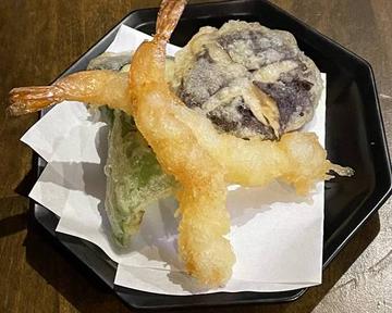 天ぷらの盛り合わせ(海老2本野菜3つ)