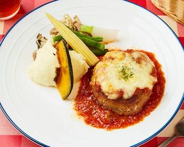 国産牛100%ハンバーグステーキ(チーズたっぷりの自家製トマトソース)