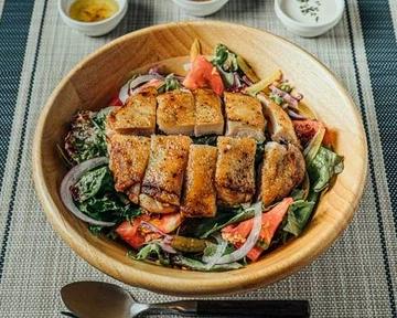 グリルチキンオーバーサラダ(もも肉グリル150g)