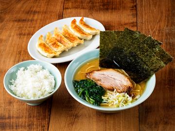 ラーメン・餃子・ライスセット(チャーシュー1枚・薬味ネギ・ホウレン草・ノリ3枚・餃子6個・ライス)