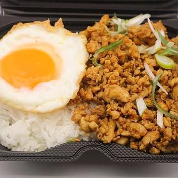 Spicy minced meat curry rice topped with fried egg目玉焼きトッピングのスパイシーメンチカレーライス