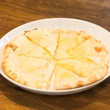 チーズナン Cheese Naan