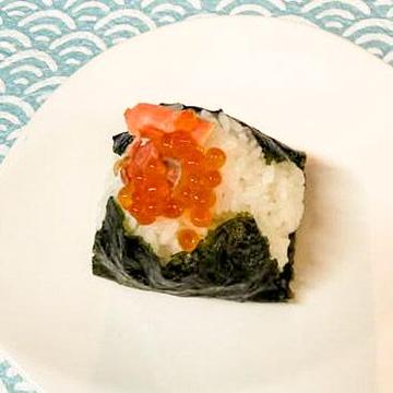 ごちそうおにぎり 紅鮭＆いくら    sockeye salmon And salmon roe
